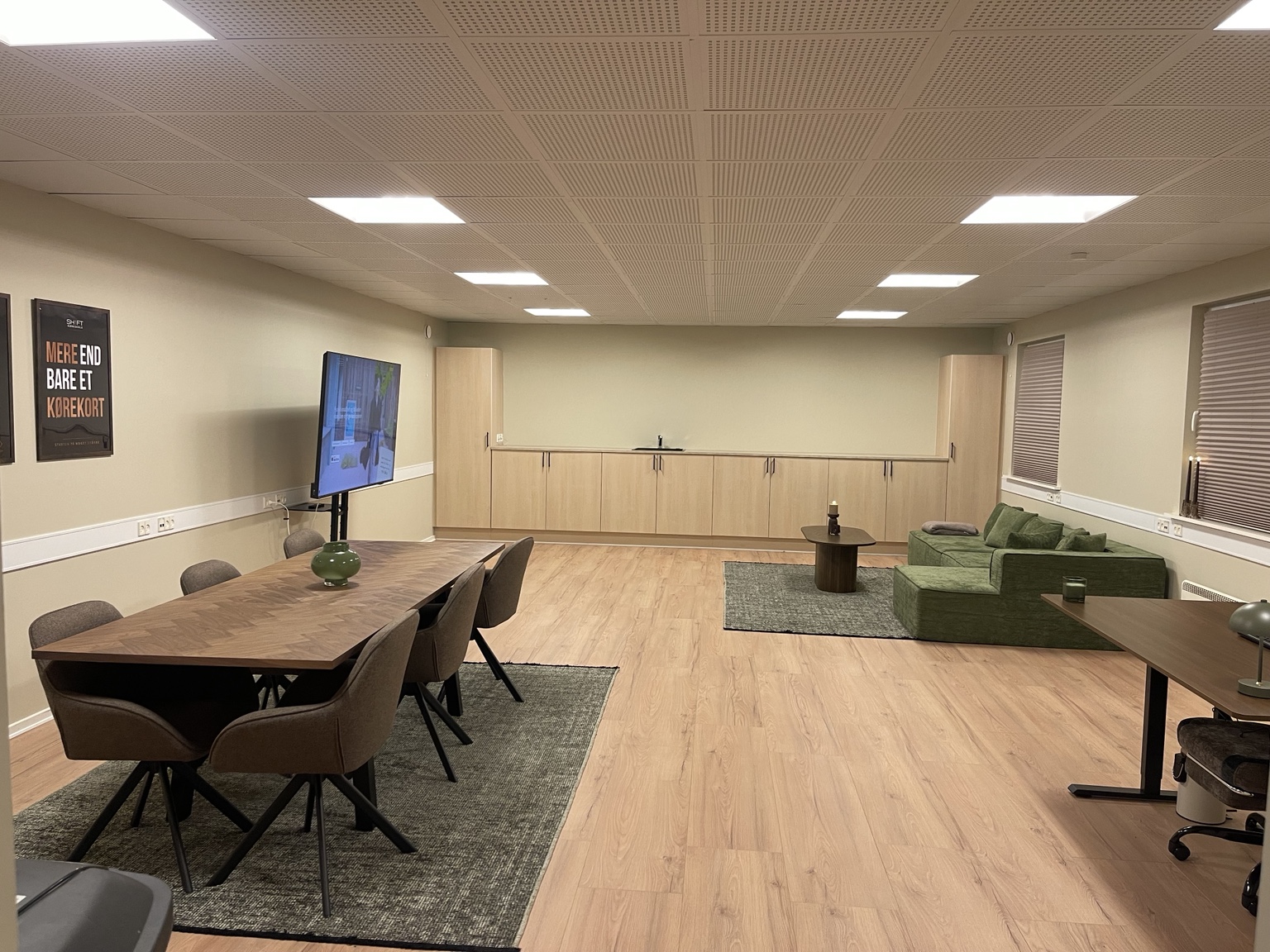 SH1FTs teorilokale set fra siden med undervisningsbord og loungeområde